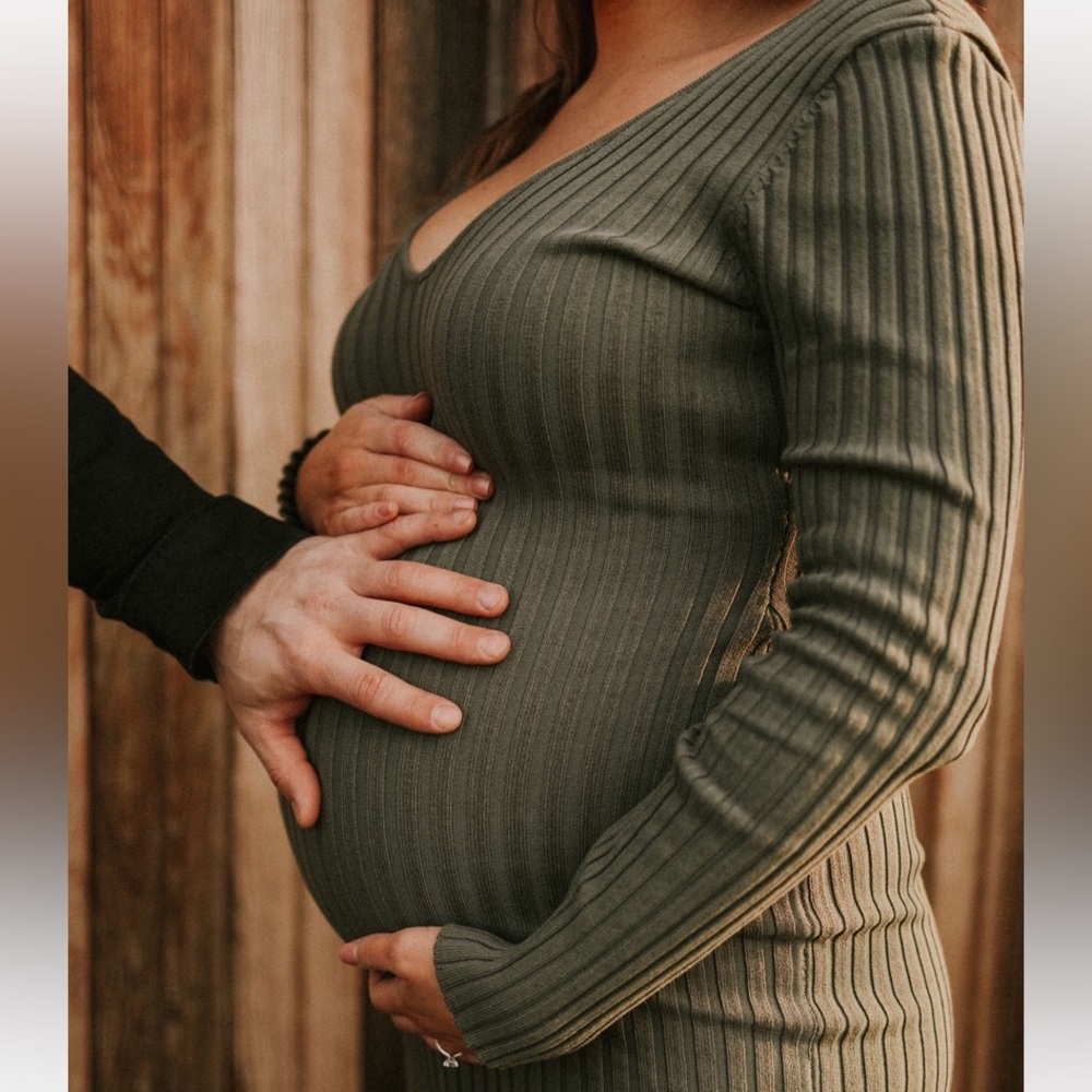Forest green fitted maternity dress. Size M. Perfect for a maternity photoshoot